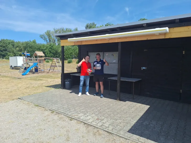 Spende einer elektrischen Sonnenmarkise bei bestem Sonnenscheinwetter